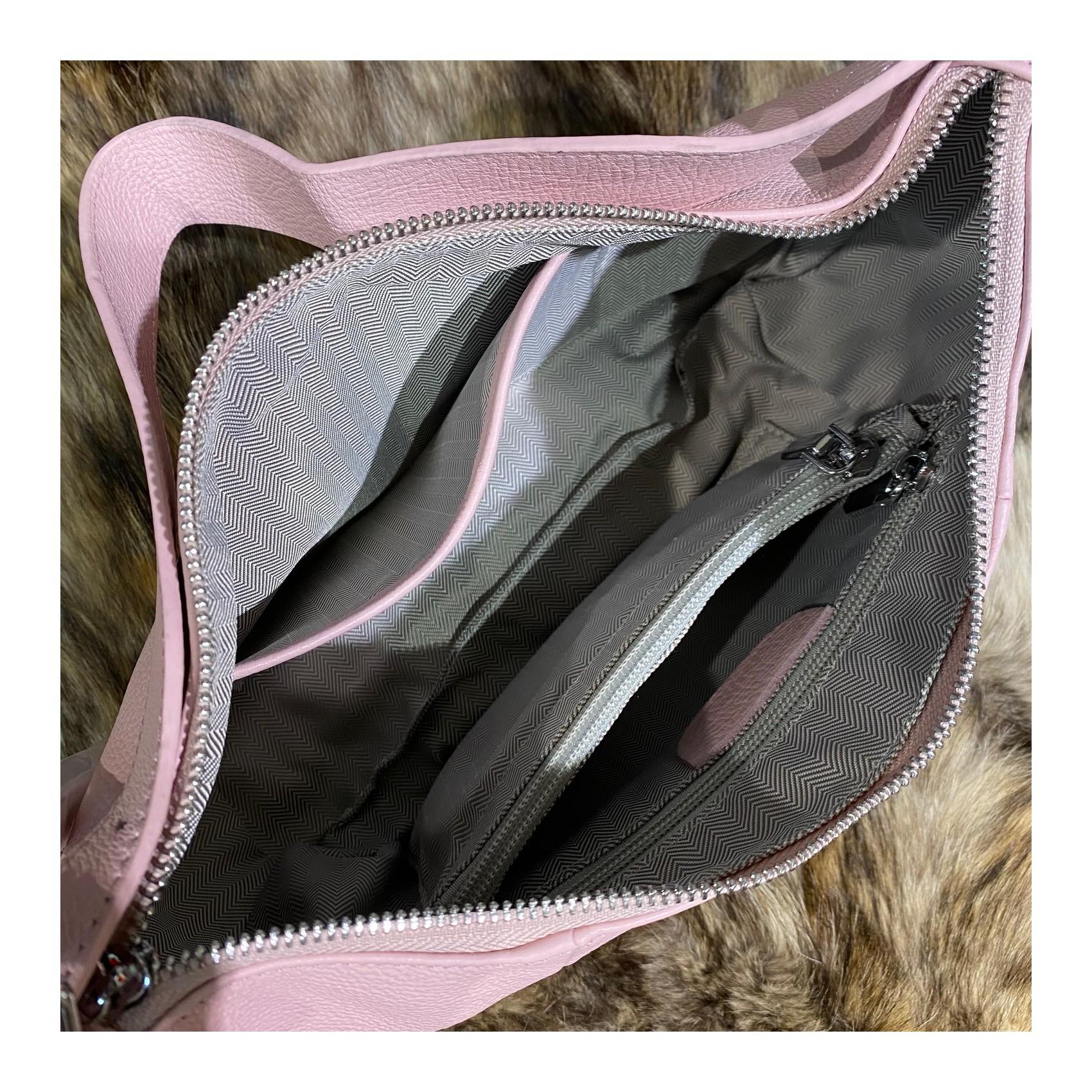 Женская кожаная сумка хобо Monica розовая пудра