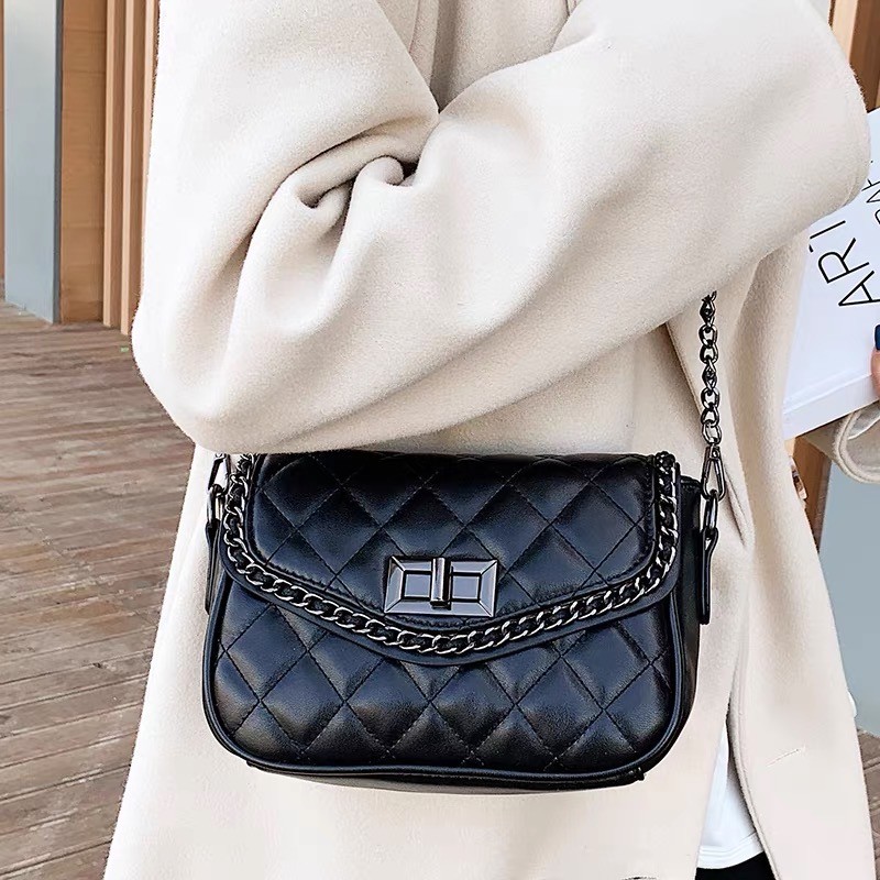 Жіноча сумка-клатч Beverly чорна - 16 фото