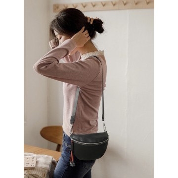 Женская кожаная сумка бананка на плечо Maureen черная фото