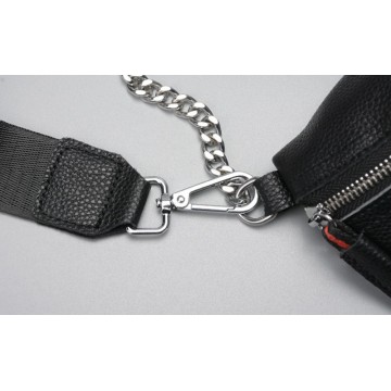 Женская кожаная сумка бананка на плечо Maureen черная фото