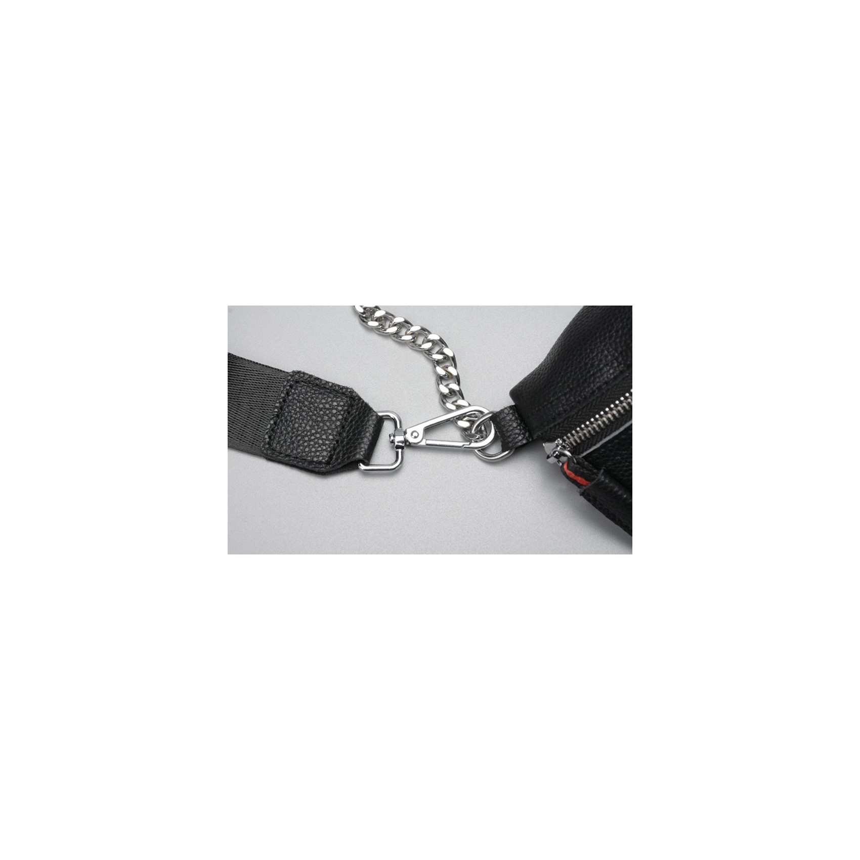 Женская кожаная сумка бананка на плечо Maureen черная