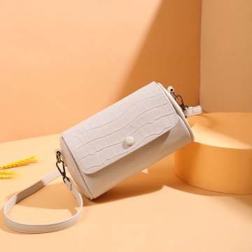 Жіноча шкіряна сумка-клатч Alison молочна фото