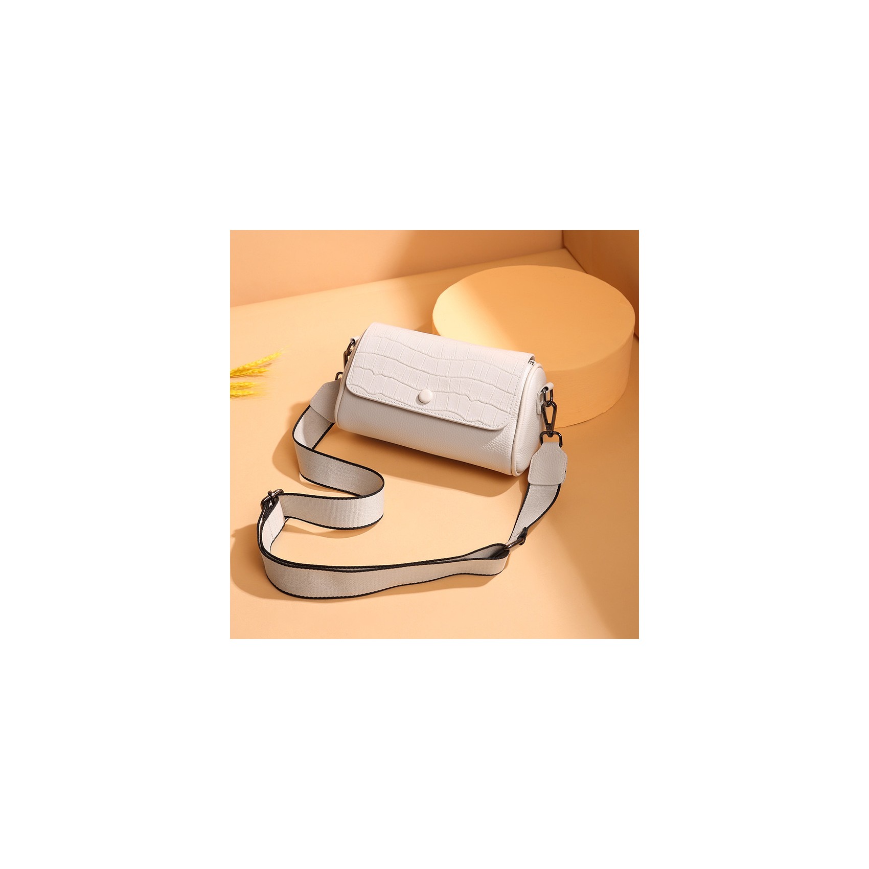 Женская кожаная сумка-клатч Alison молочная