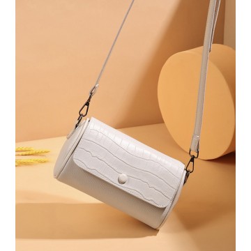 Жіноча шкіряна сумка-клатч Alison молочна фото