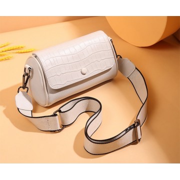 Жіноча шкіряна сумка-клатч Alison молочна фото