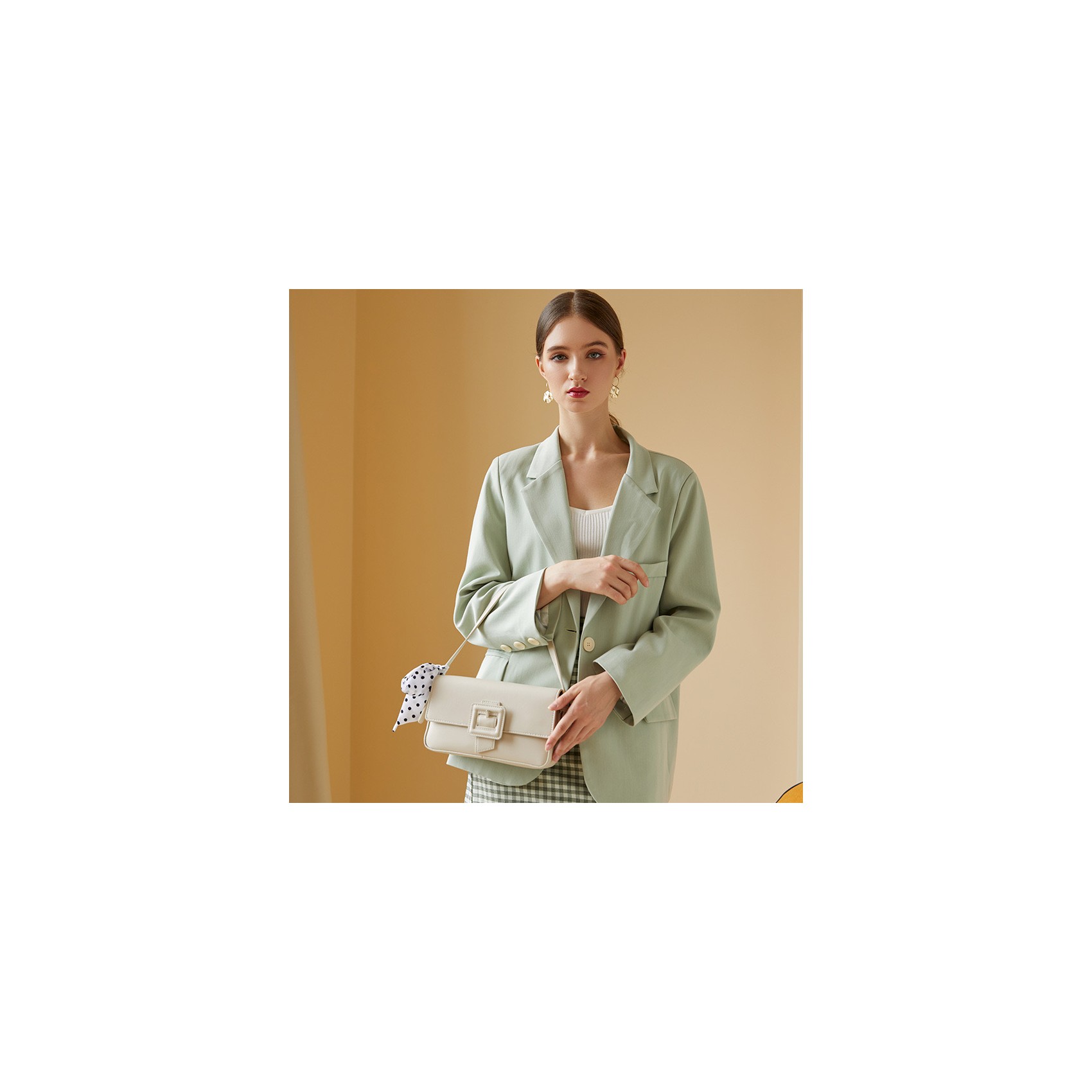 Жіноча сумка-клатч Katie молочна