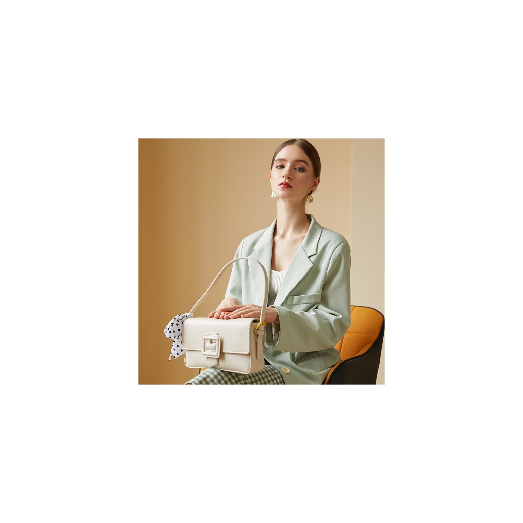 Жіноча сумка-клатч Katie молочна