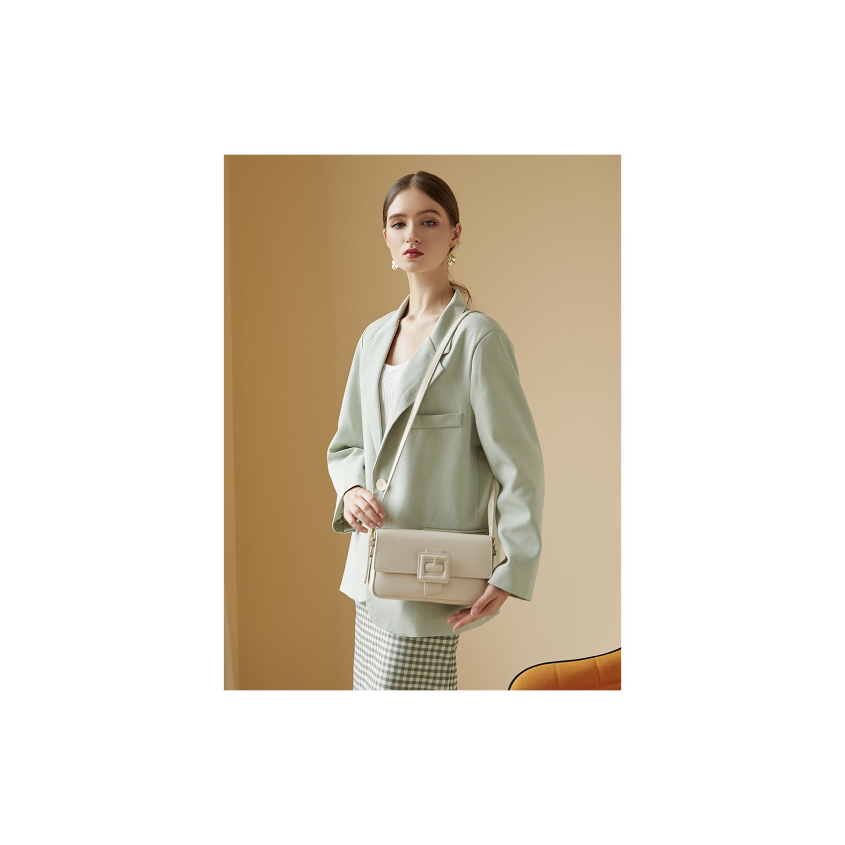 Жіноча сумка-клатч Katie молочна