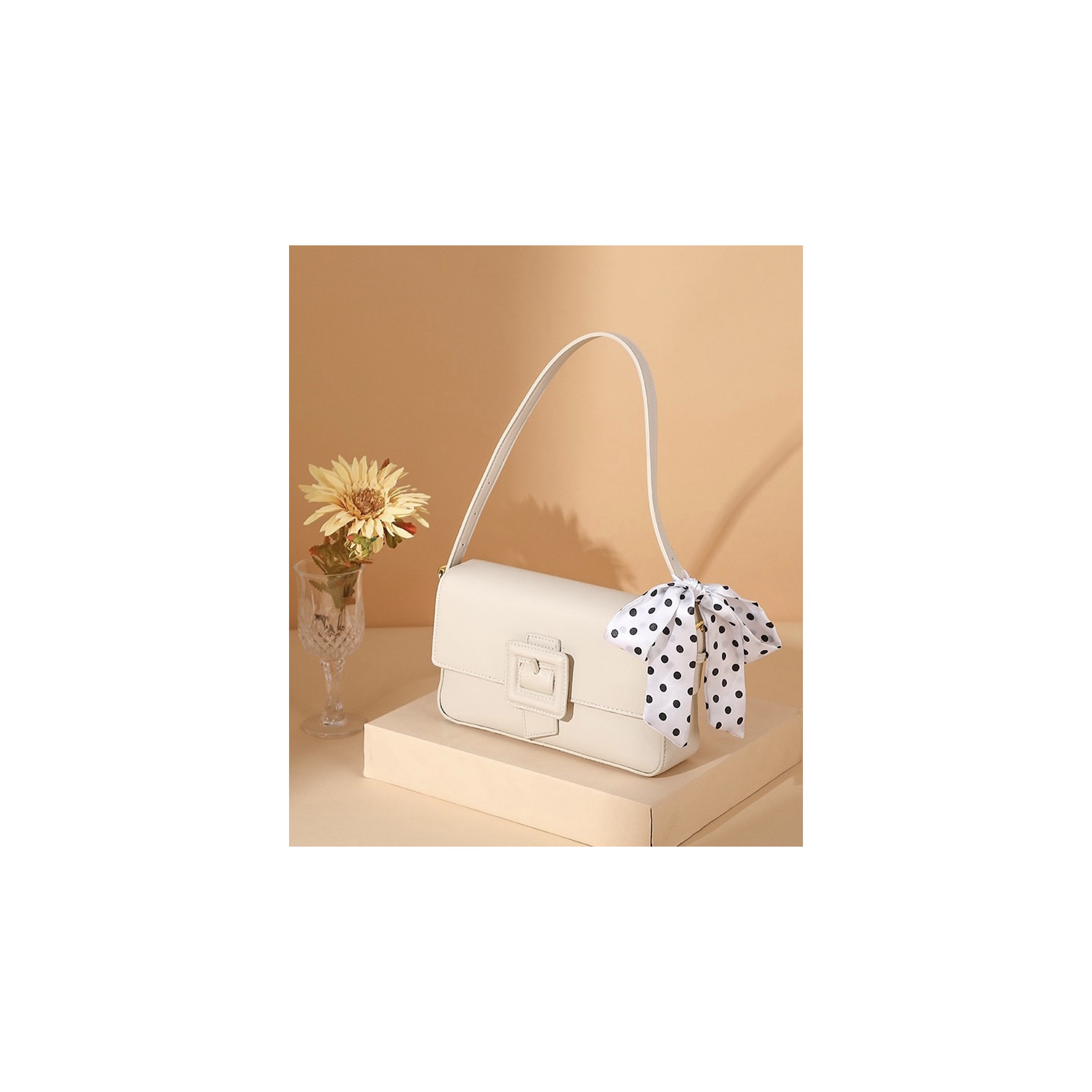 Жіноча сумка-клатч Katie молочна