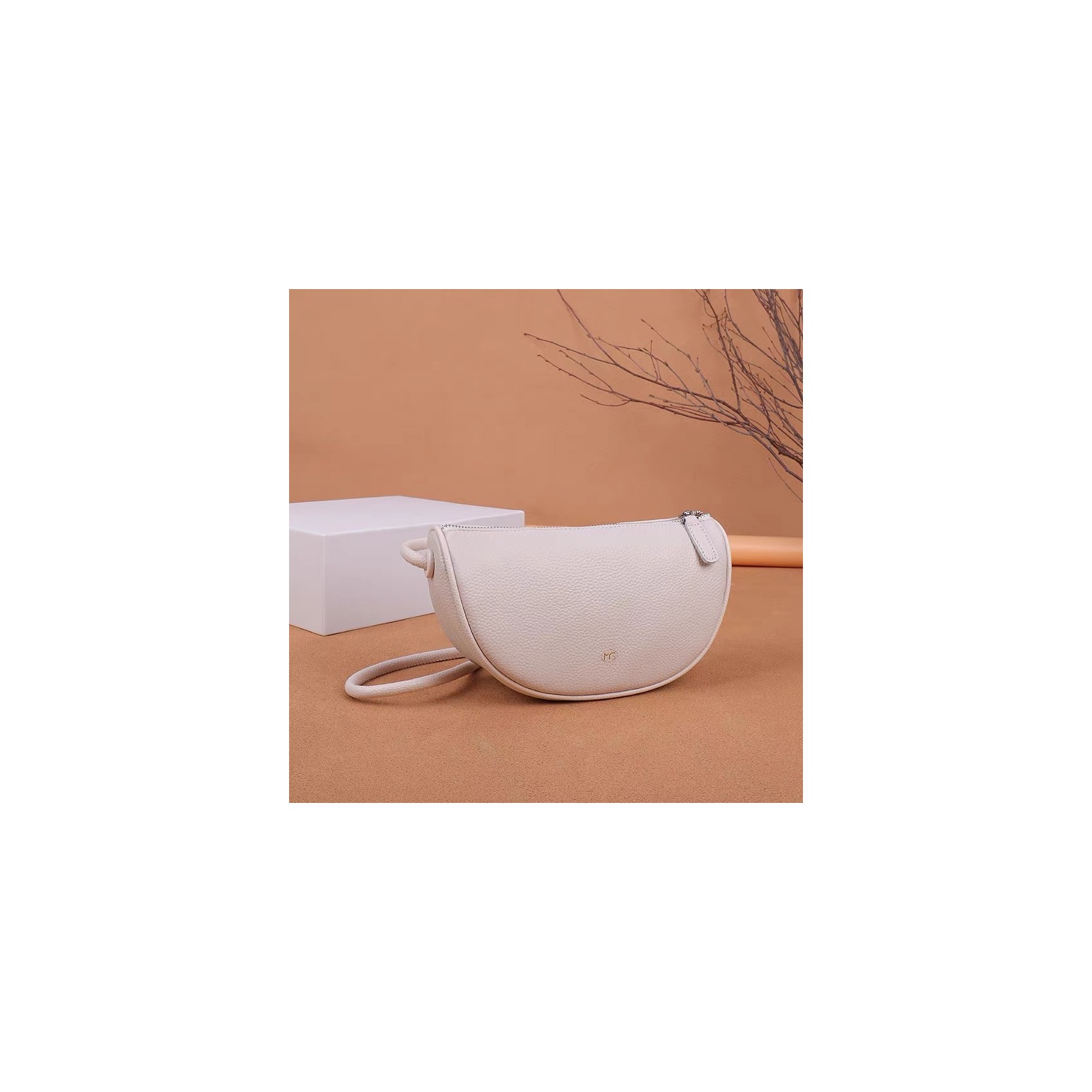 Женская кожаная сумка Megan молочная