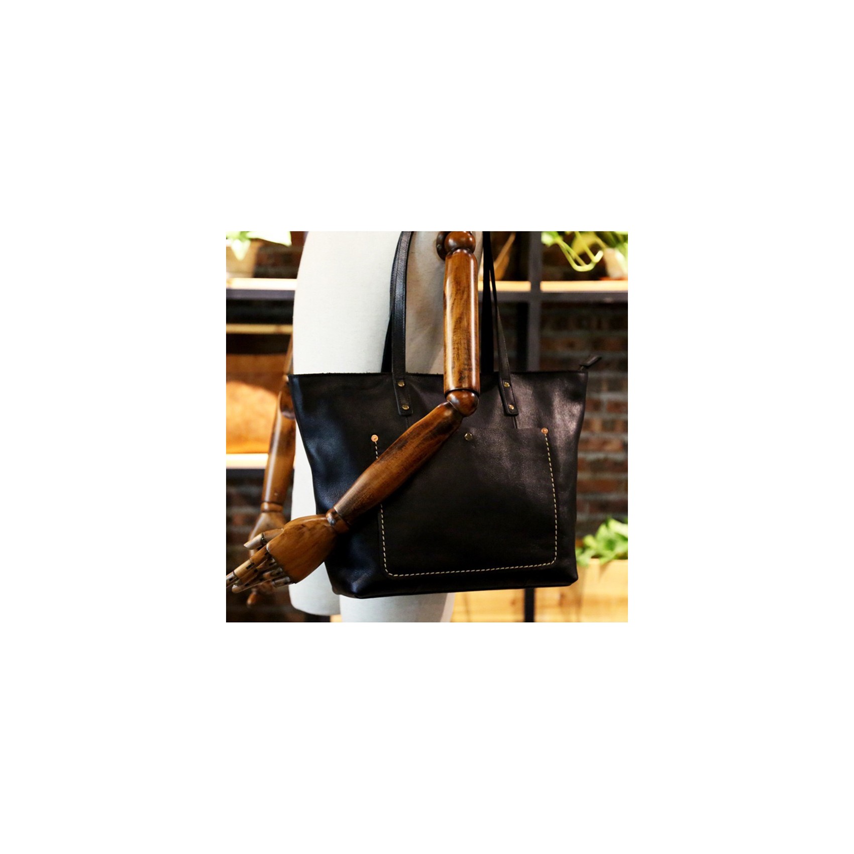 Женская кожаная сумка Carrie черная