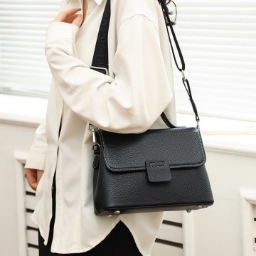 Жіноча шкіряна сумка Charlotte чорна фото