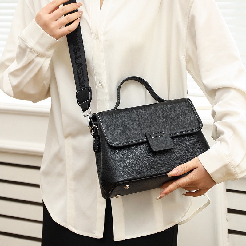 Женская кожаная сумка Charlotte черная - 15 фото