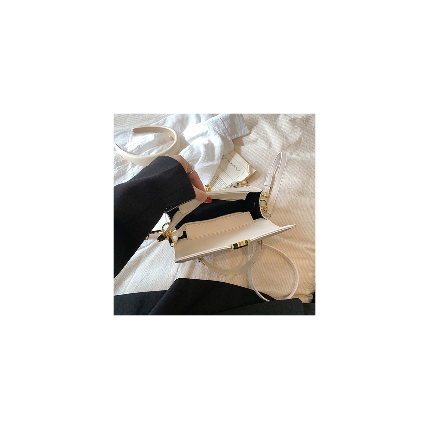 Жіноча сумка-клатч Krystal молочна