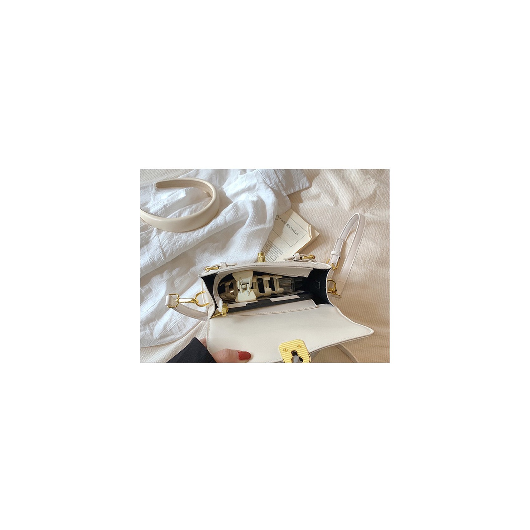 Женская сумка-клатч Krystal молочная