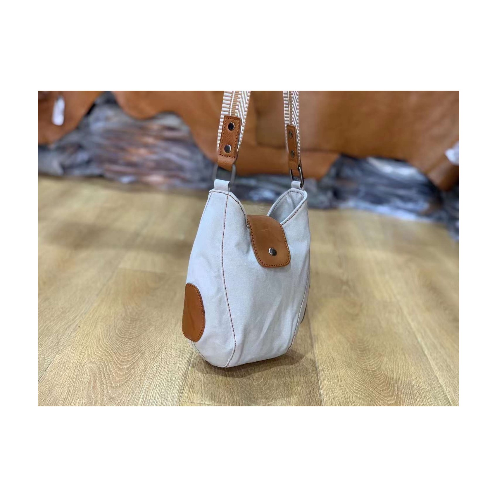 Жіноча сумка через плече Alana молочна