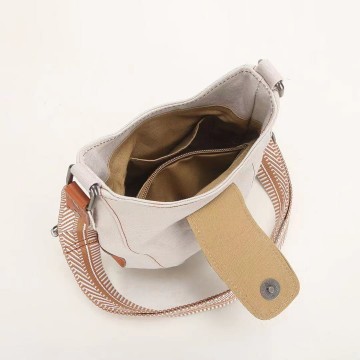 Жіноча сумка через плече Alana молочна фото