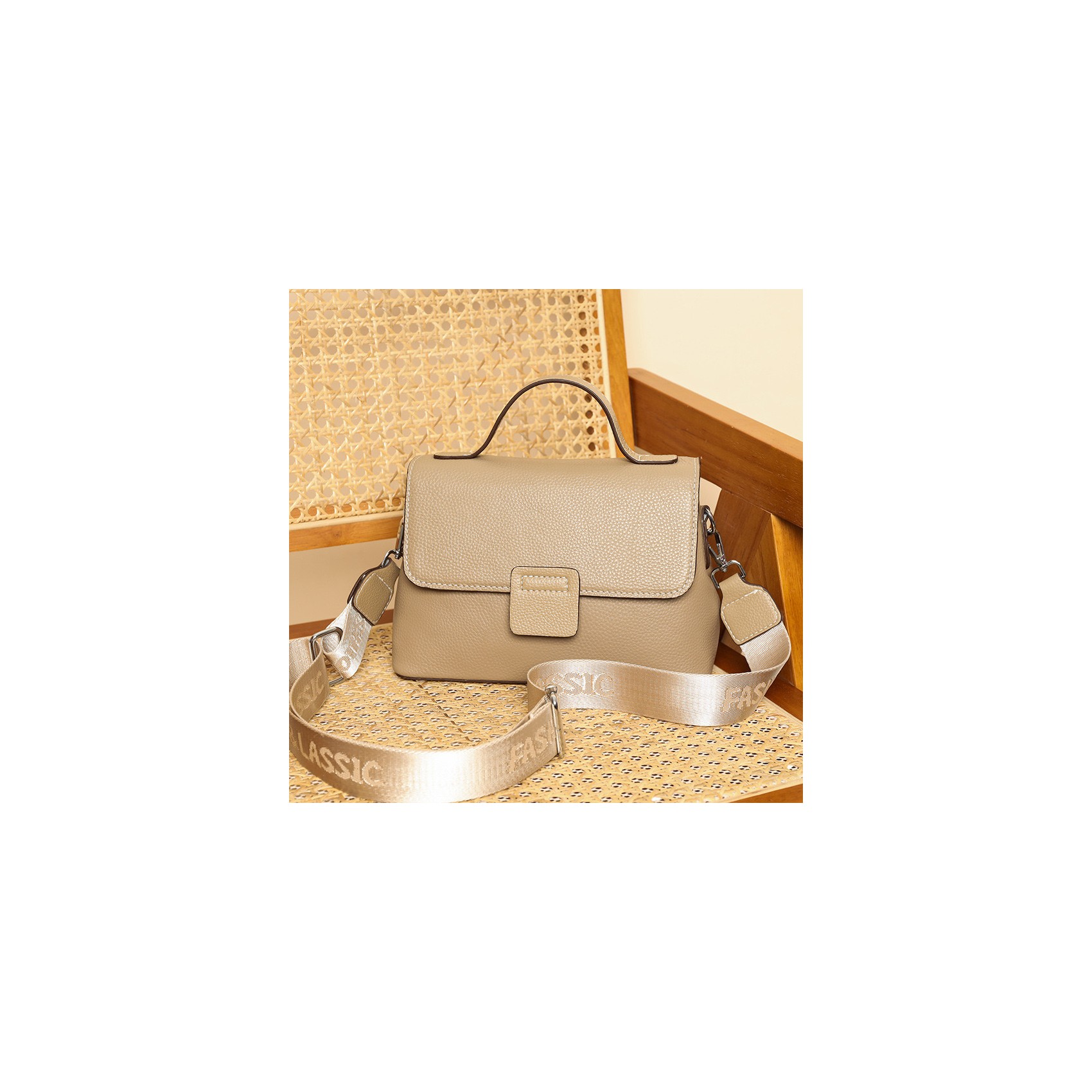 Женская кожаная сумка Charlotte бежевая