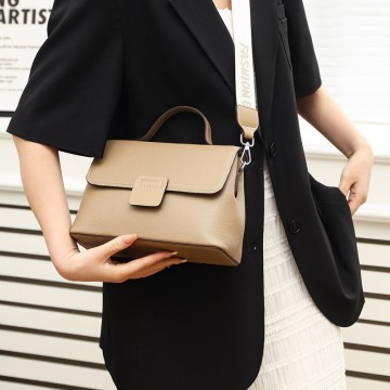 Жіноча шкіряна сумка Charlotte бежева фото