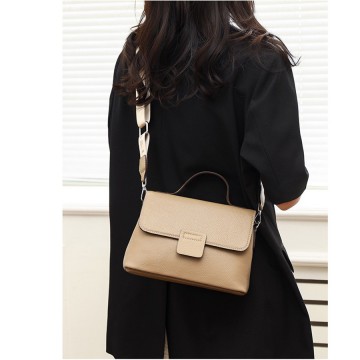 Жіноча шкіряна сумка Charlotte бежева фото