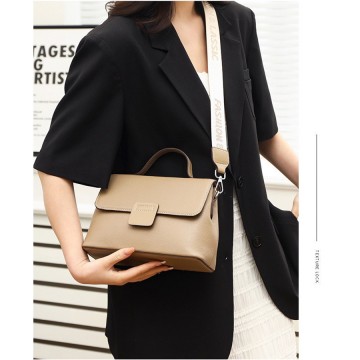 Жіноча шкіряна сумка Charlotte бежева фото