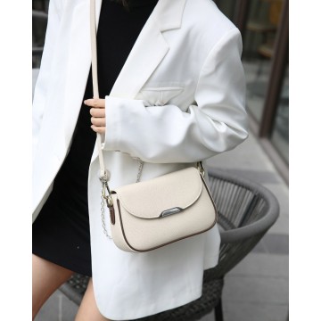 Жіноча сумка через плече Elodie молочна фото