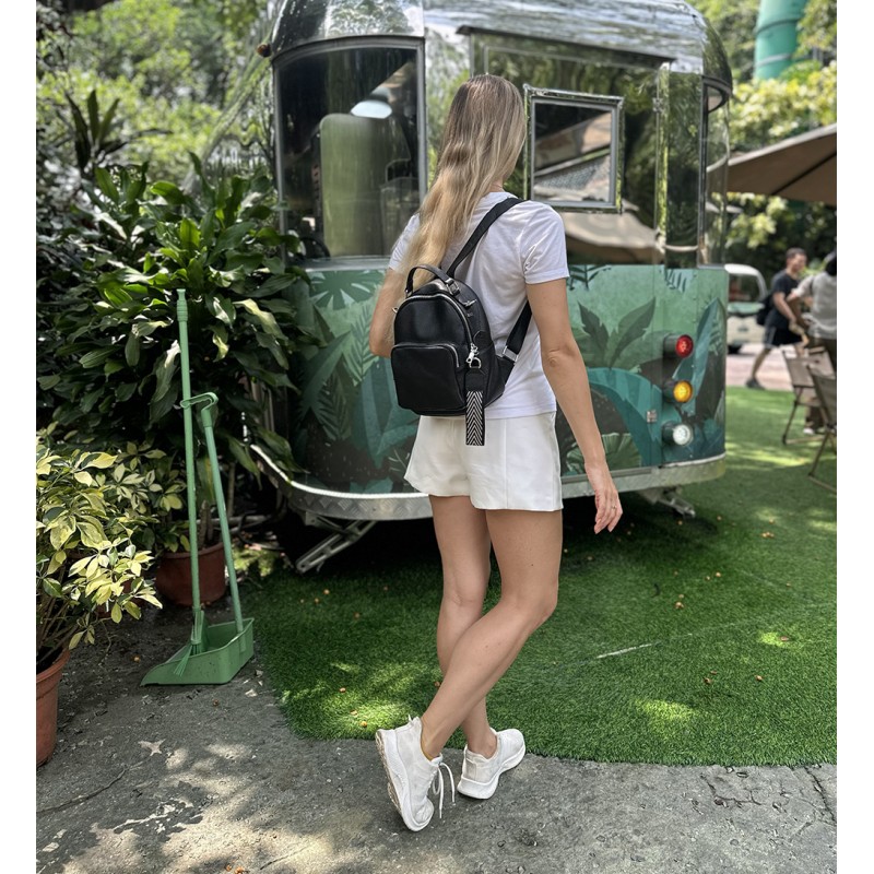 Жіночий шкіряний рюкзак Adeline чорний - 17 фото