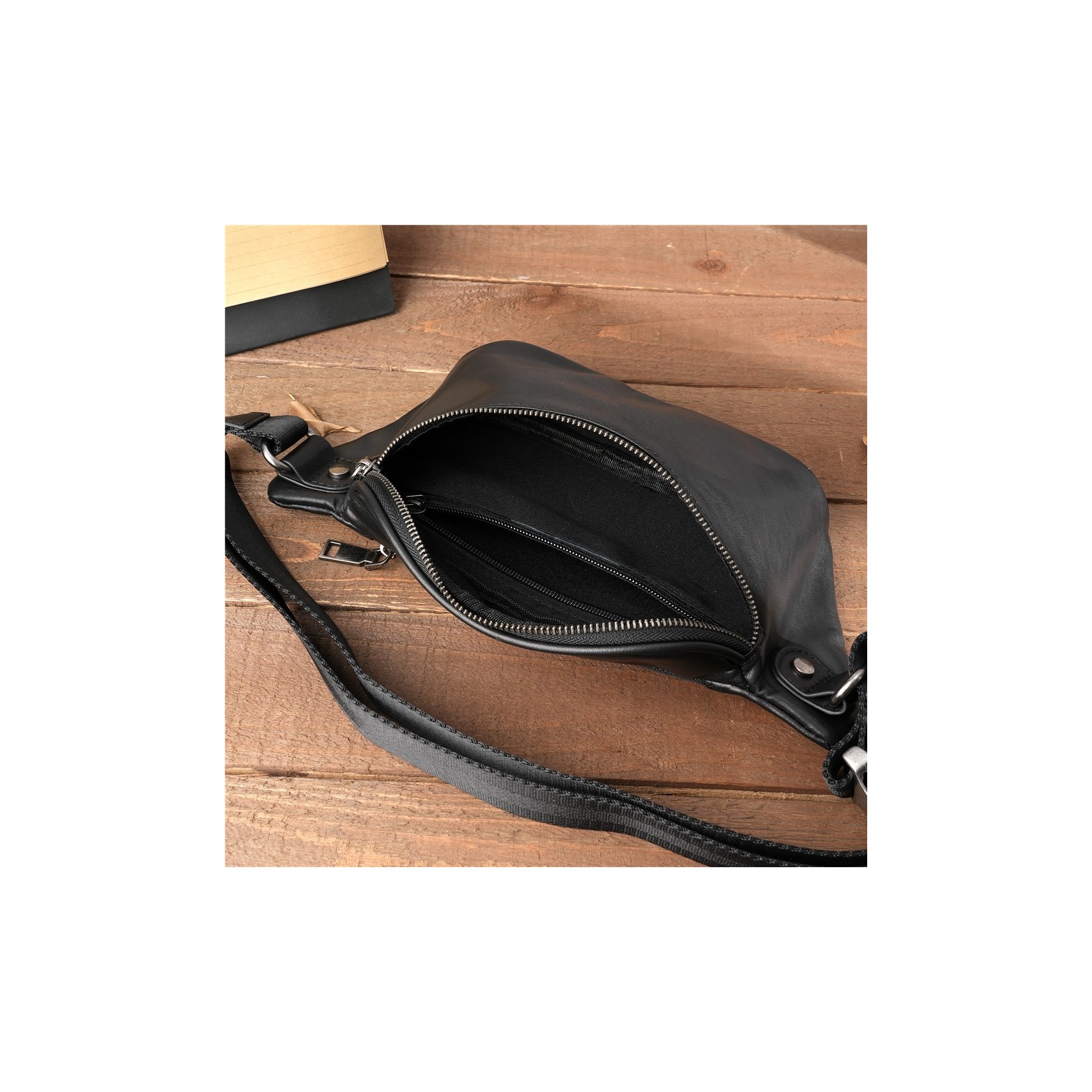 Чоловіча шкіряна сумка бананка на пояс Walter чорна