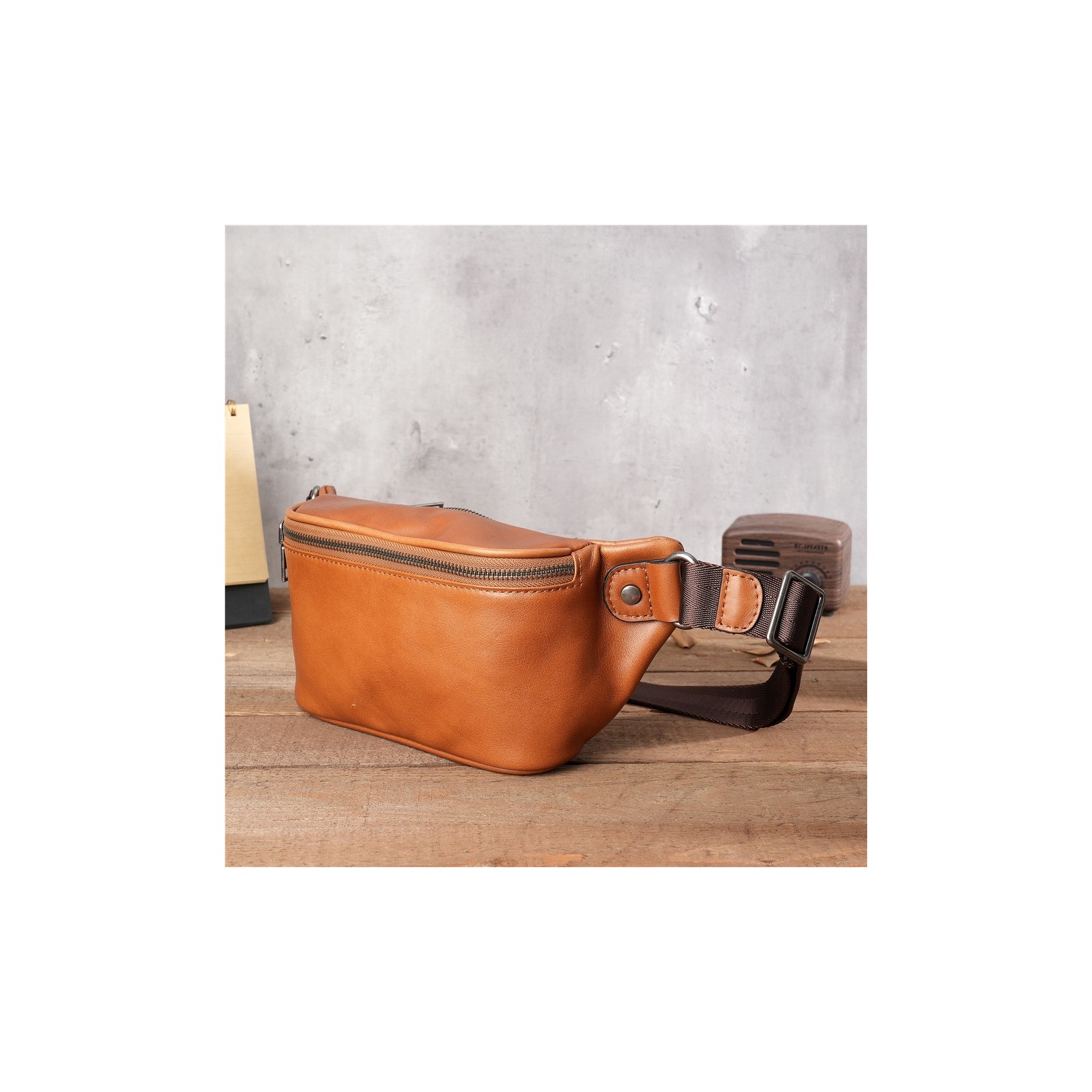 Мужская кожаная сумка бананка на пояс Walter светло-коричневая