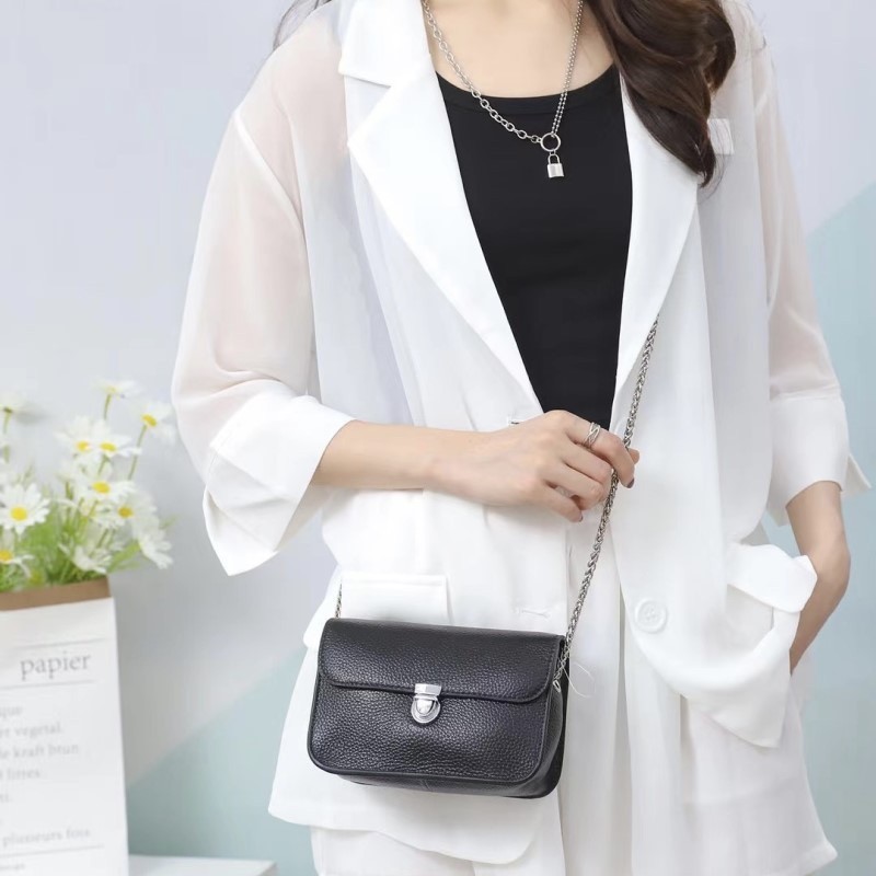 Женская кожаная сумка-клатч Erin черная - 1 фото