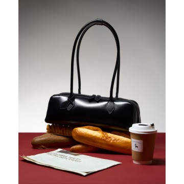 Женская кожаная сумка багет Melody черная фото