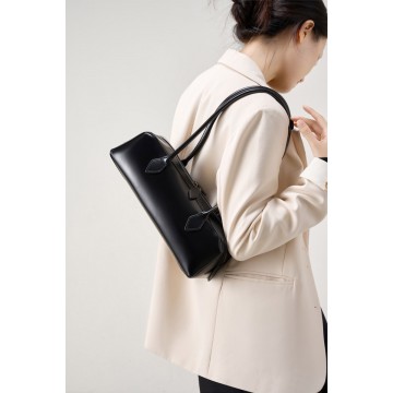 Женская кожаная сумка багет Melody черная фото