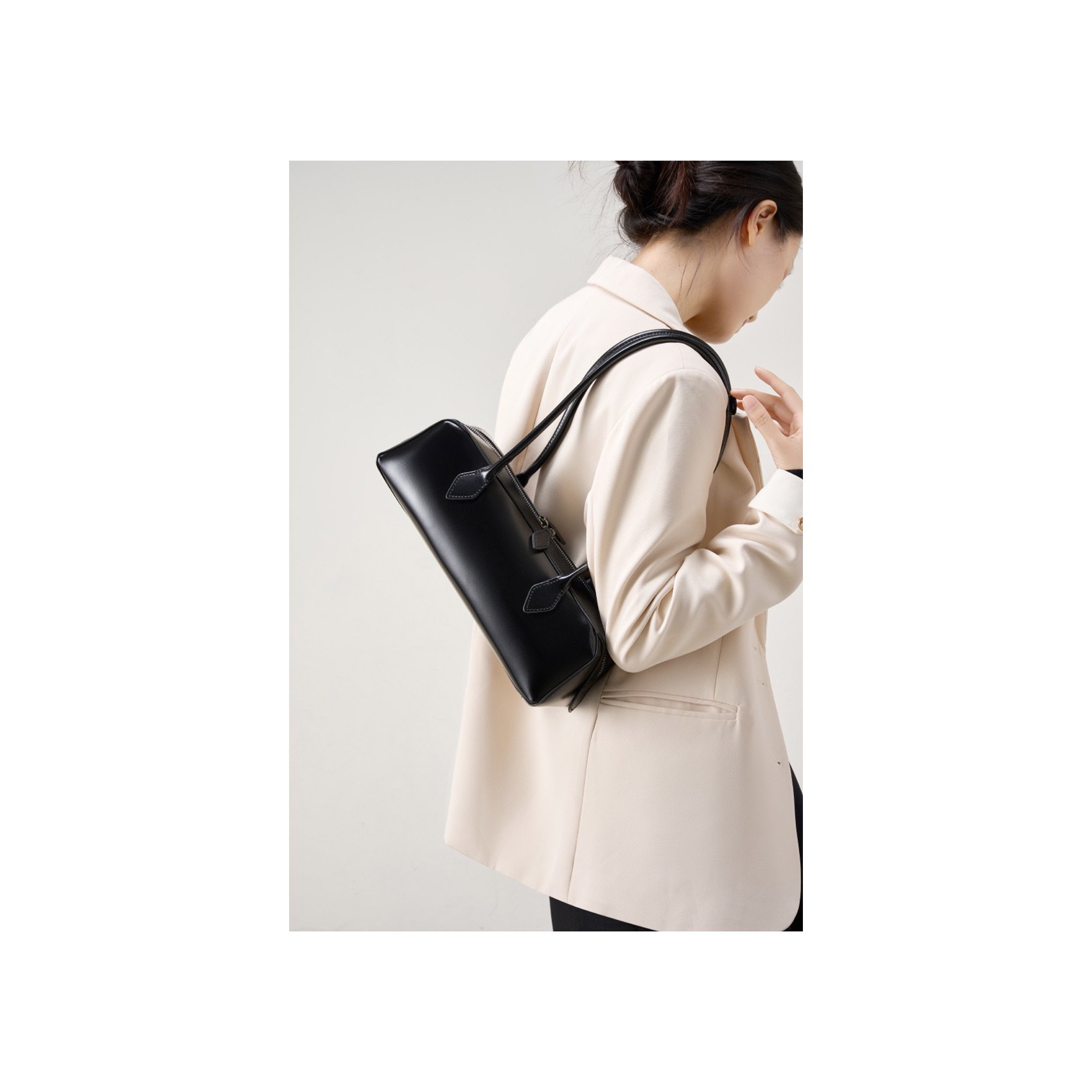 Жіноча шкіряна сумка багет Melody чорна