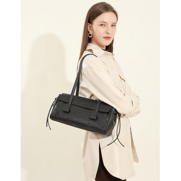 Жіноча шкіряна сумка багет Sandra чорна фото