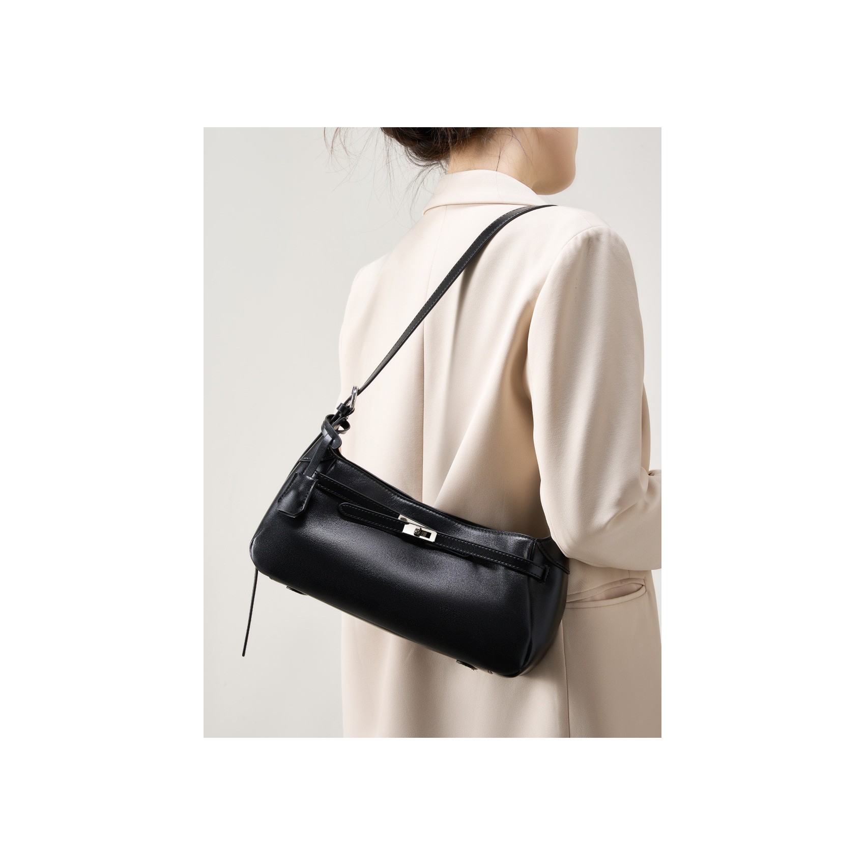 Женская кожаная сумка багет Amber черная