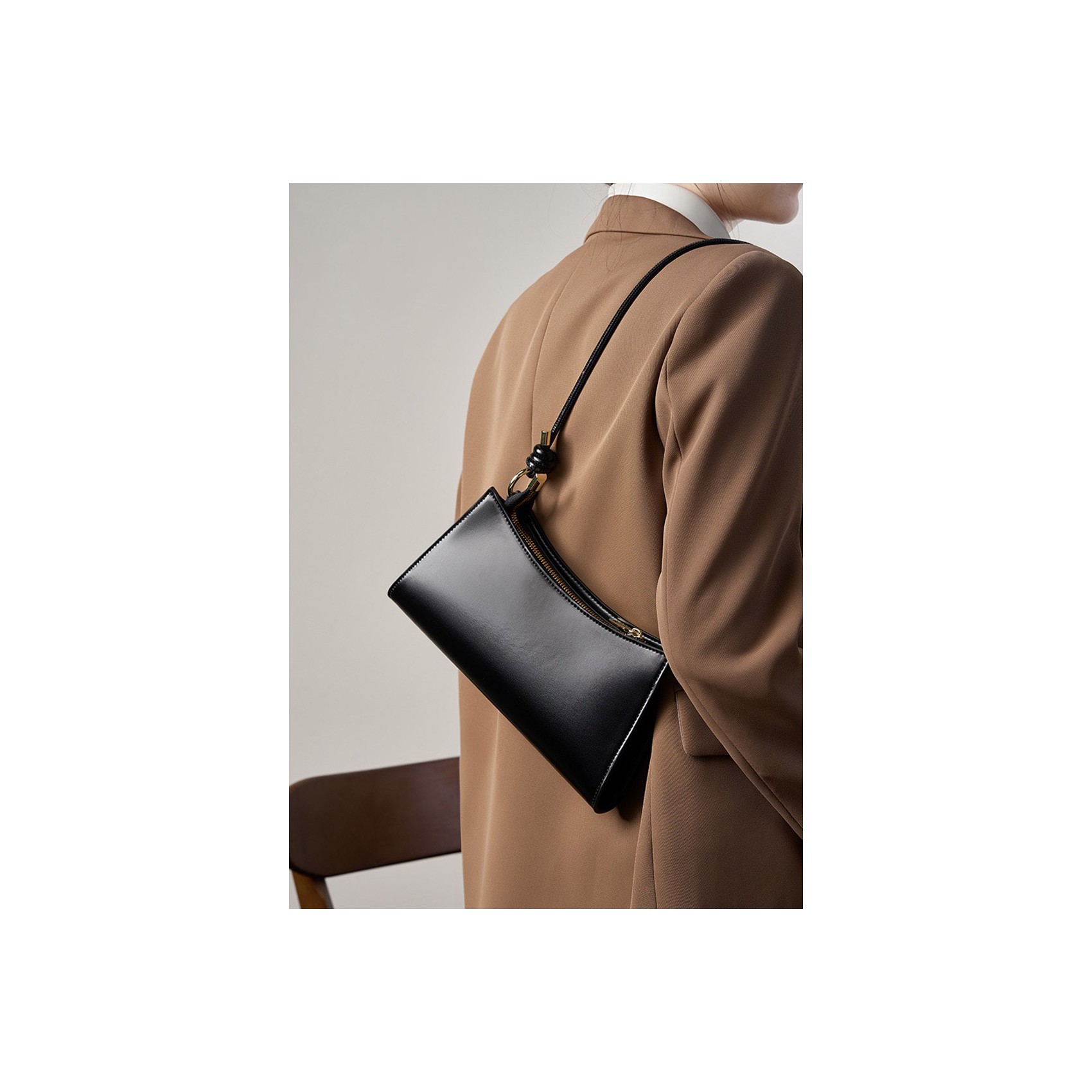 Женская кожаная сумка на плечо Patty черная