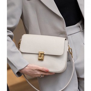 Жіноча шкіряна сумка месенджер Claire біла