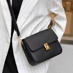 Женская кожаная сумка мессенджер Claire черная