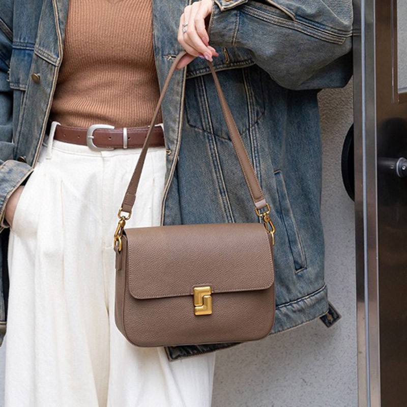 Женская кожаная сумка мессенджер Claire коричневая - 2 фото