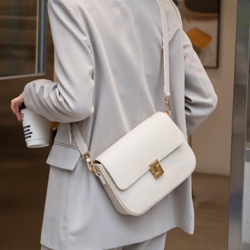 Женская кожаная сумка мессенджер Claire белая фото