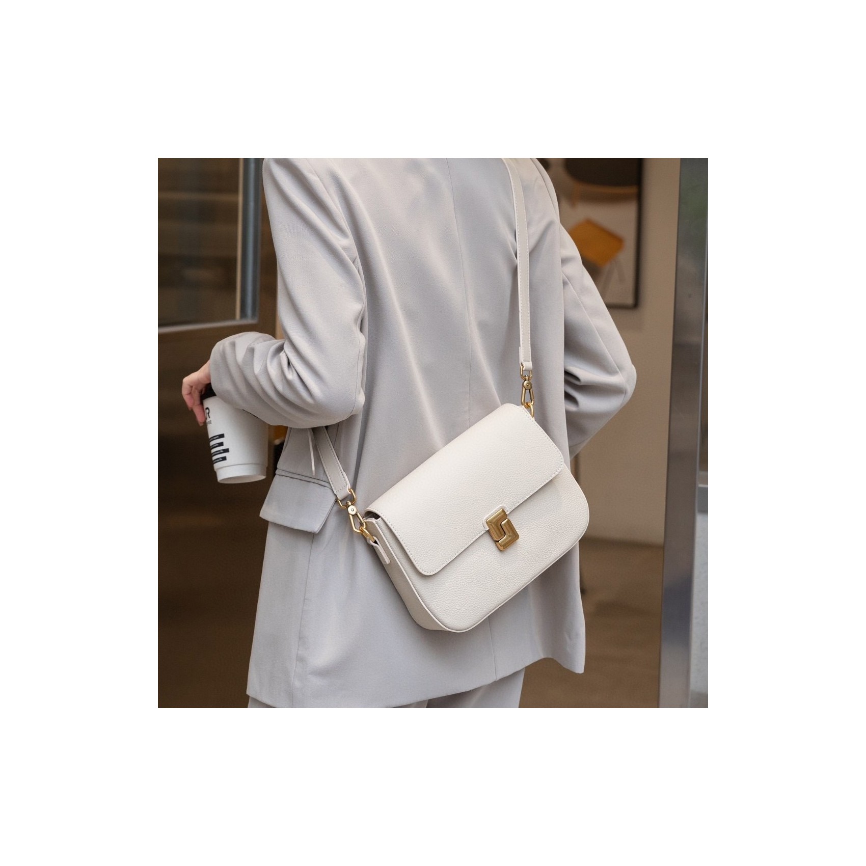 Женская кожаная сумка мессенджер Claire белая