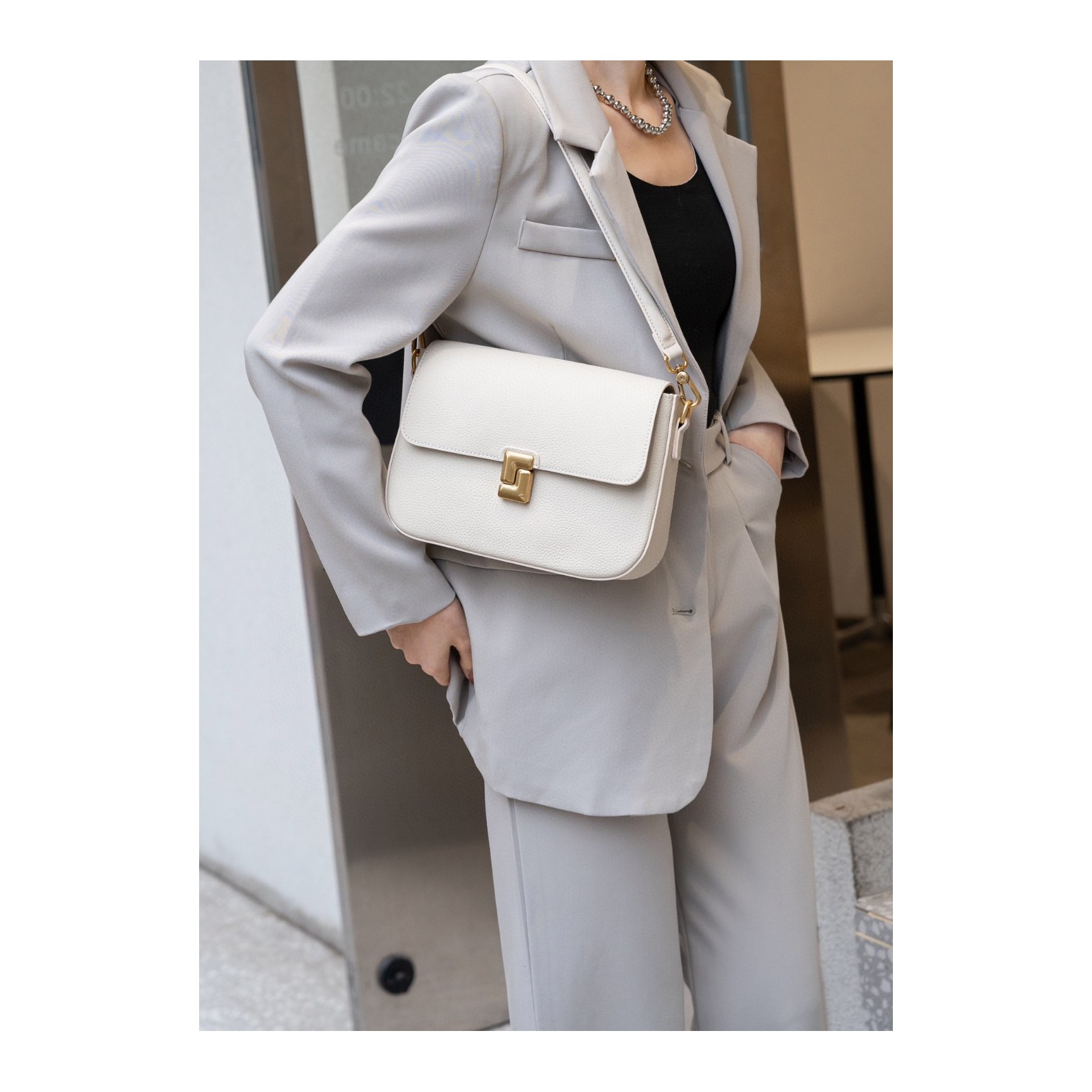 Женская кожаная сумка мессенджер Claire белая