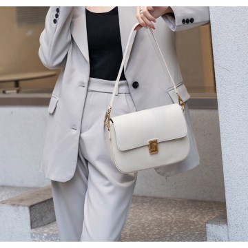 Женская кожаная сумка мессенджер Claire белая фото