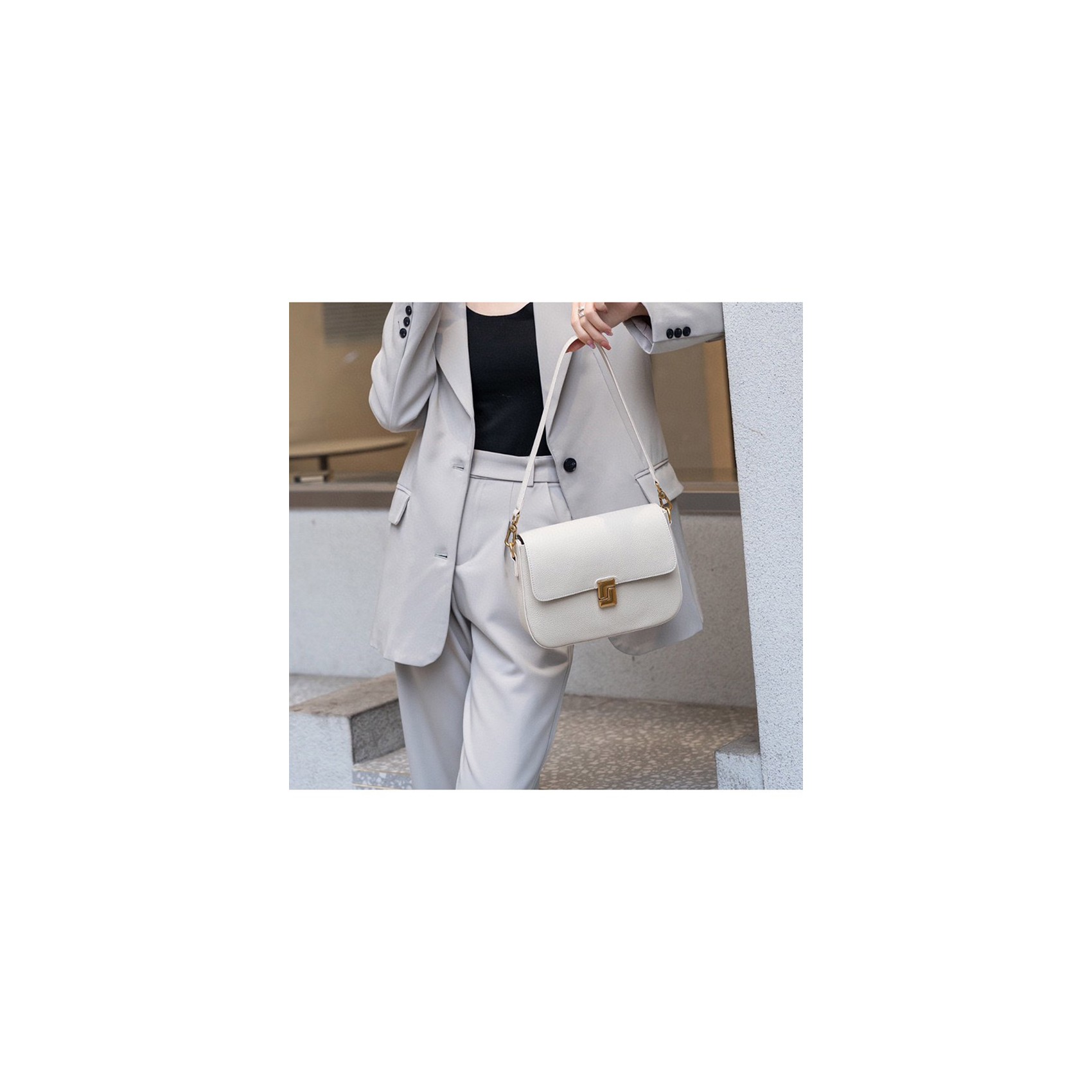 Жіноча шкіряна сумка месенджер Claire біла