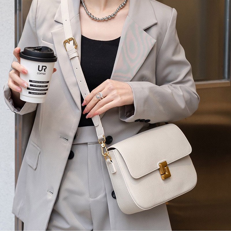 Женская кожаная сумка мессенджер Claire белая - 6 фото