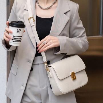 Женская кожаная сумка мессенджер Claire белая фото