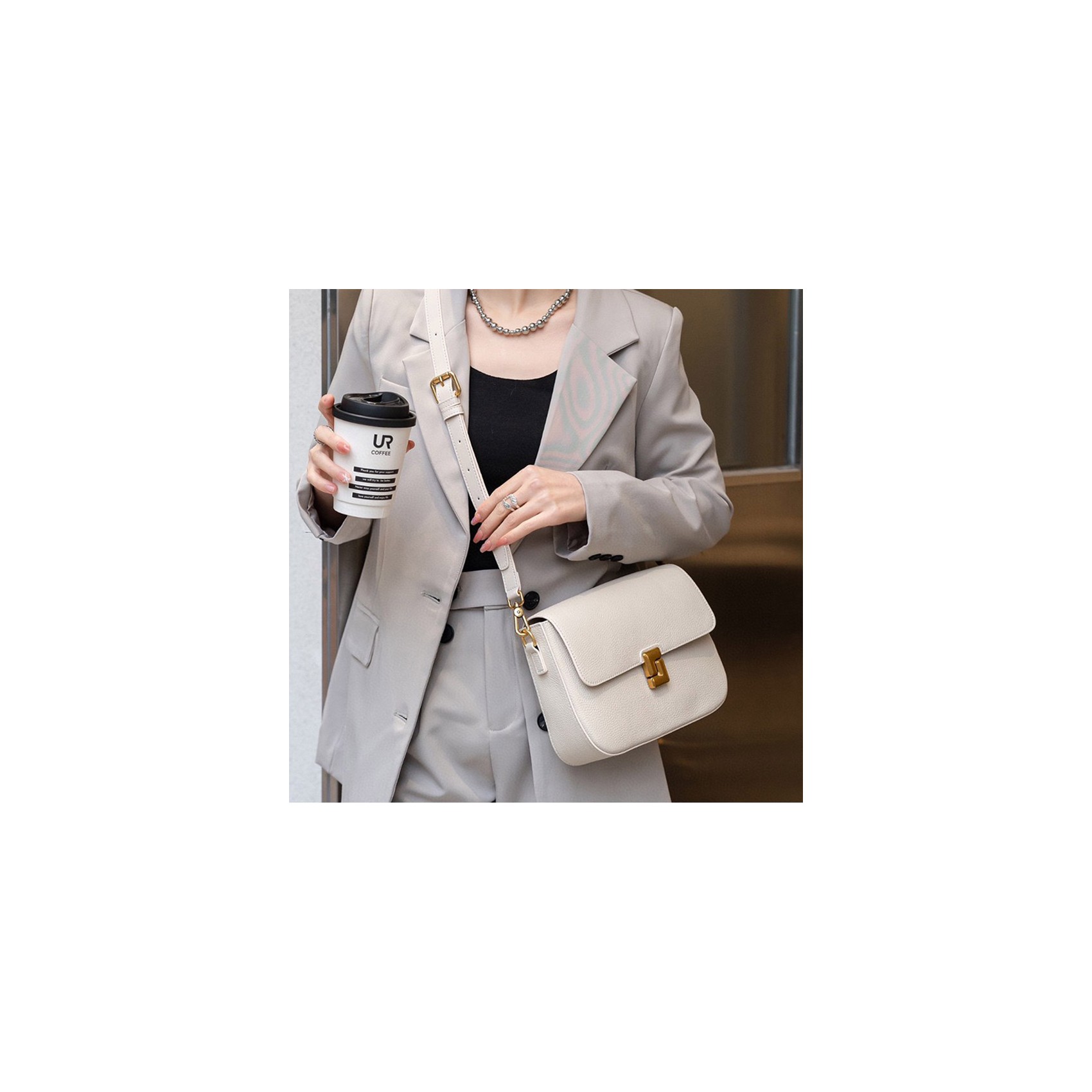 Женская кожаная сумка мессенджер Claire белая