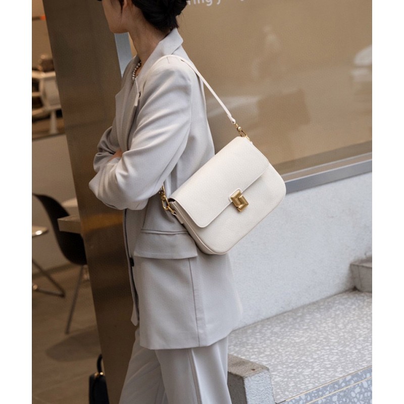 Жіноча шкіряна сумка месенджер Claire біла - 7 фото