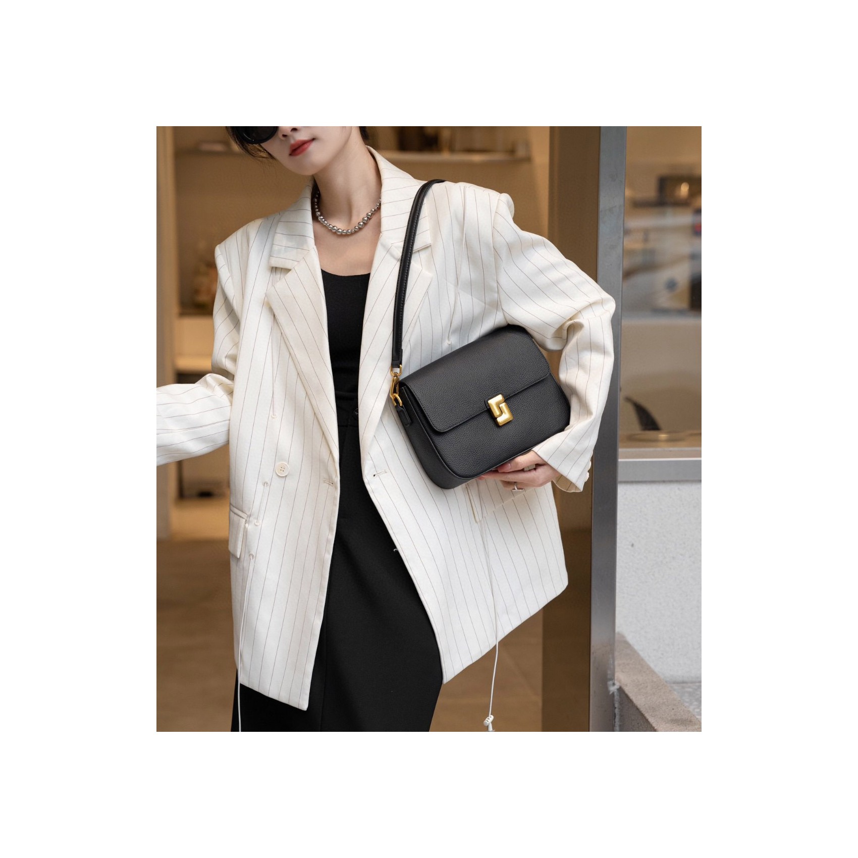 Женская кожаная сумка мессенджер Claire черная