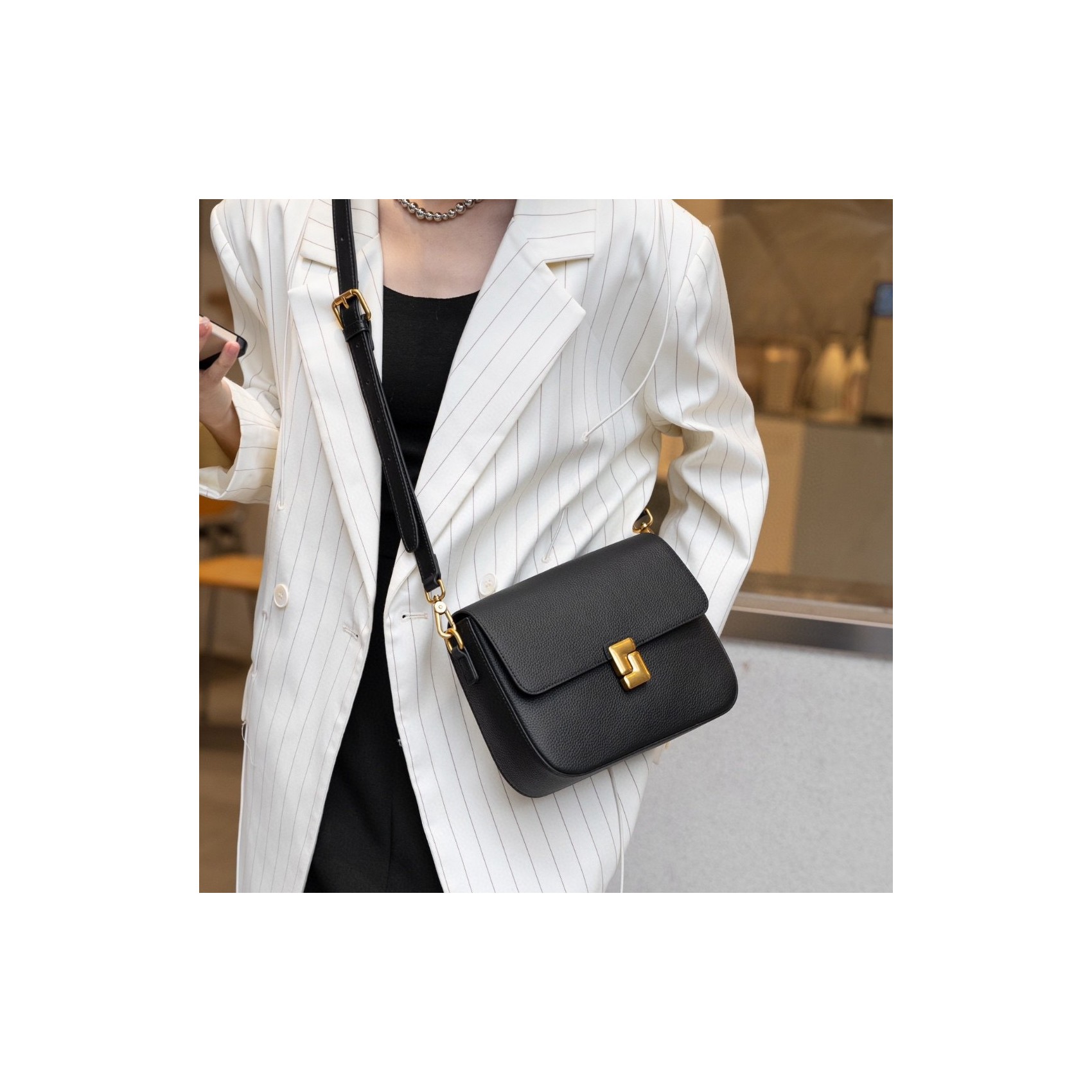 Женская кожаная сумка мессенджер Claire черная